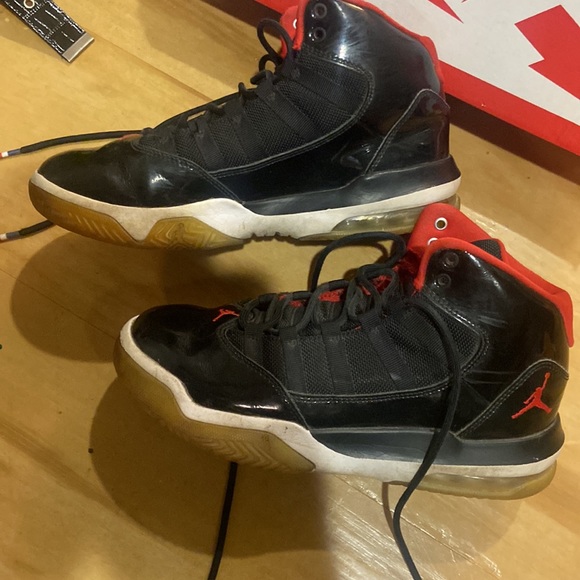 NIKE JORDAN MAX AURA BLACK AND RED HIGH TOP SNNEAKERS SZ 5YOUTH - Picture 3 of 5
